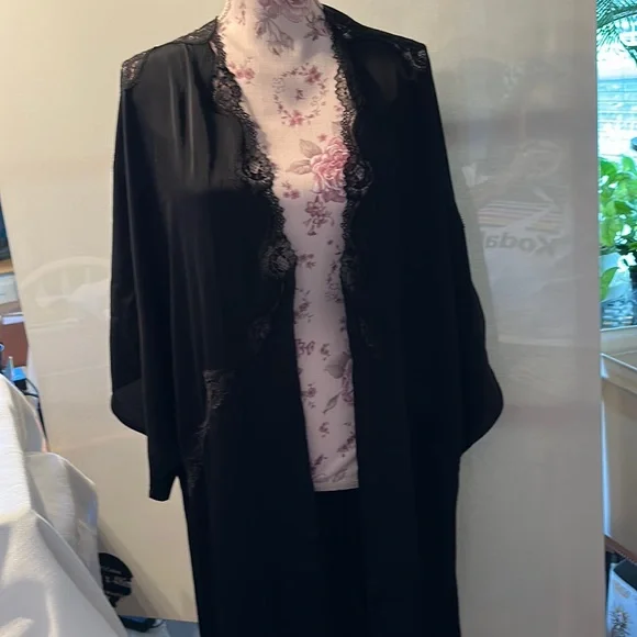 Victoria’s Secret Black Kimono Robe - Picture 1 of 4